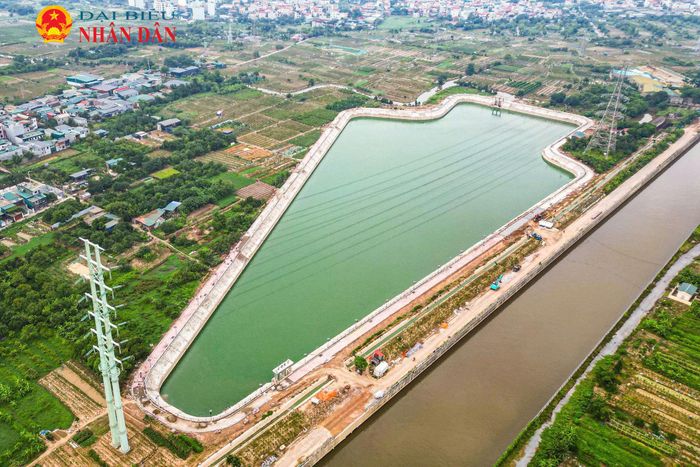 Cách đó không xa là hồ điều hòa Yên Nghĩa 2 - công trình đã hoàn thiện, sẵn sàng tham gia điều tiết nước, giảm nguy cơ úng ngập trong mùa mưa