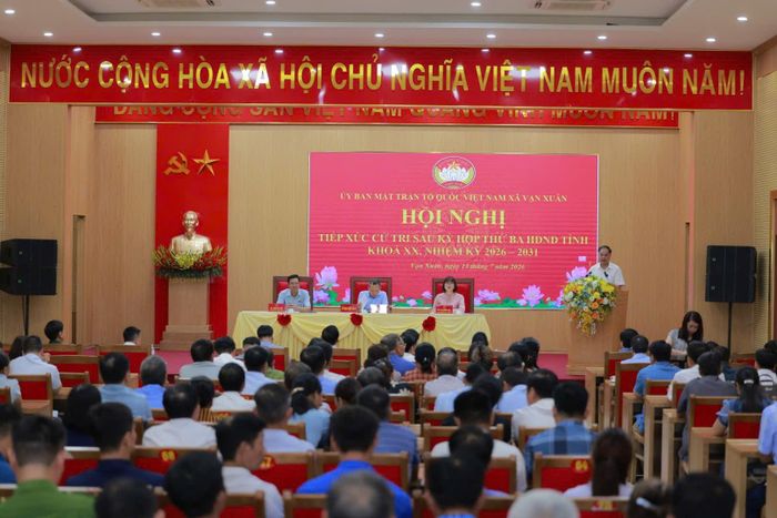 Quang cảnh hội nghị tiếp xúc tại xã Vạn Xuân. Ảnh: Lê Hoàng