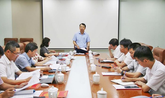 Trưởng Ban Kinh tế - Ngân sách Nguyễn Tiến Tài chủ trì hội nghị