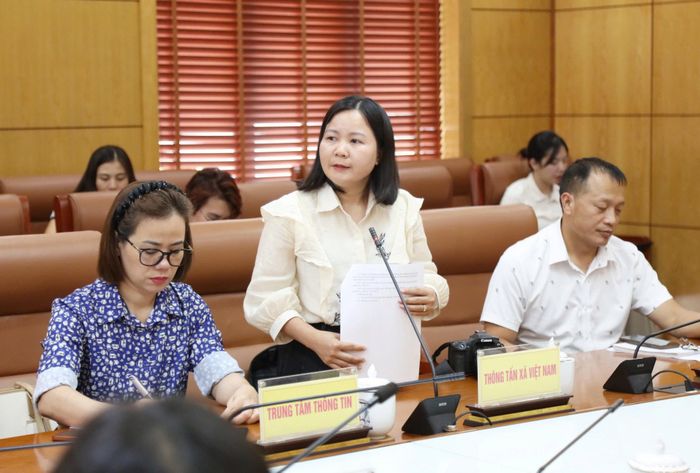 Các phóng viên đặt câu hỏi tại hội nghị