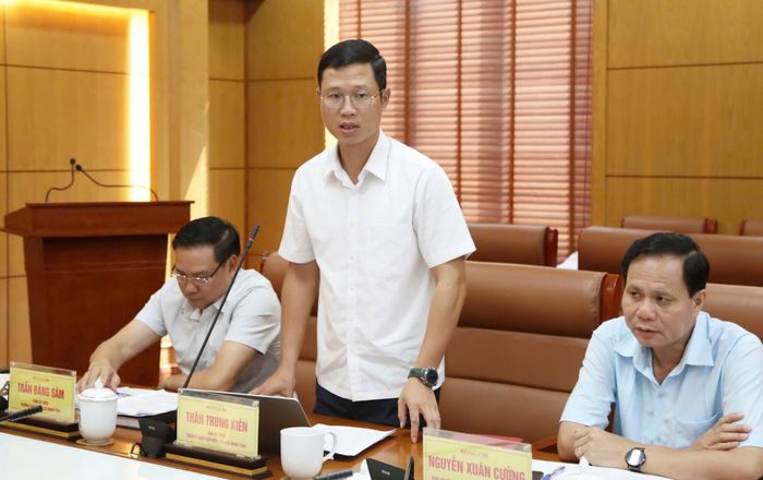 Đại diện lãnh đạo các Ban HĐND tỉnh làm rõ một số nội dung các phóng viên quan tâm tại buổi họp báo