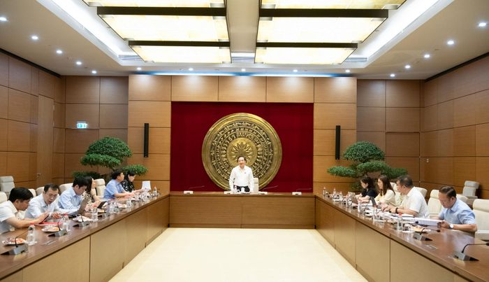 Phó Chủ tịch Quốc hội, Chủ tịch Hội đồng khoa học của Ủy ban Thường vụ Quốc hội Nguyễn Khắc Định phát biểu tại phiên họp