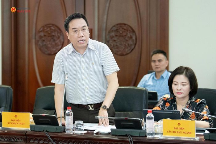 Ông Nguyễn Nguyên, Cục trưởng Cục Xuất bản, In và Phát hành, Bộ Văn hóa, Thể thao và Du lịch, đại diện Ban soạn thảo trình bày một số nội dung lớn, cơ bản của dự án Luật sửa đổi, bổ sung một số điều của Luật Xuất bản
