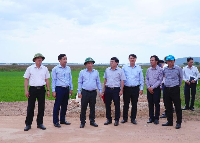 Phó Chủ tịch Thường trực UBND tỉnh Nguyễn Tuấn Thanh chỉ đạo đẩy nhanh tiến độ Tuyến đường kết nối từ cao tốc Bắc - Nam đến Khu công nghiệp Phù Mỹ và Bến cảng Phù Mỹ