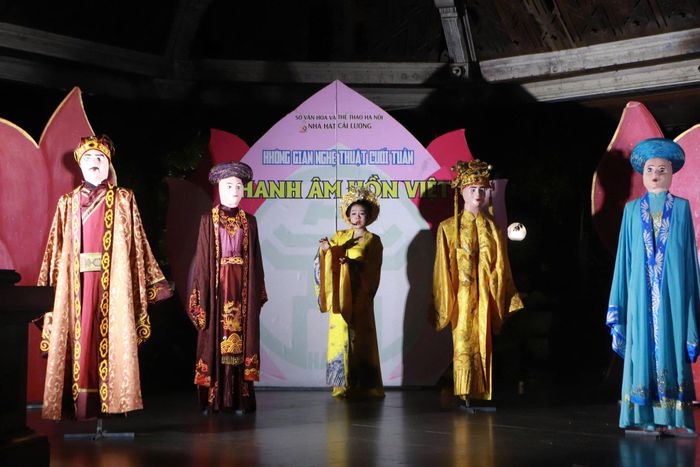 Trích đoạn “Đêm cuối Lý Chiêu Hoàng” đưa công chúng trở về với một giai đoạn đặc biệt của lịch sử dân tộc, tạo nên điểm nhấn cho chương trình “Âm nhạc cộng đồng” tại không gian phố đi bộ hồ Hoàn Kiếm. Ảnh: V.A