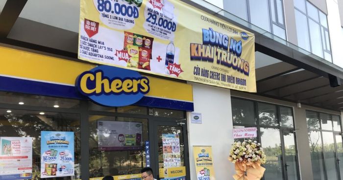 Nhiều người ở lại lâu hơn khi mua sắm tại các cửa hàng tiện lợi.