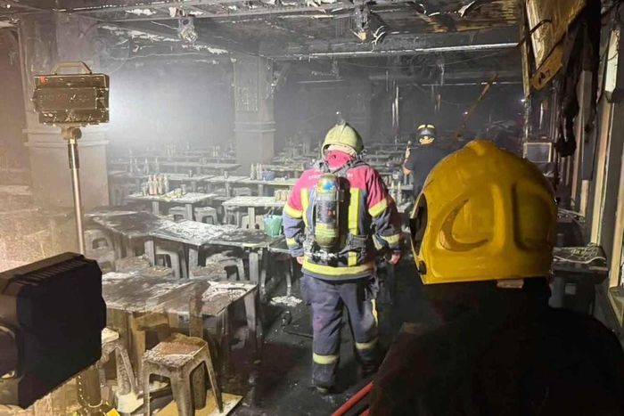Lực lượng cứu hỏa kiểm tra hiện trường sau khi khống chế đám cháy. Ảnh: Bangkok Post