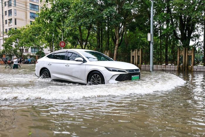 Một chiếc ô tô di chuyển trên tuyến đường bị ngập tại miền đông Trung Quốc, ngày 12/7. Ảnh: Tân Hoa xã