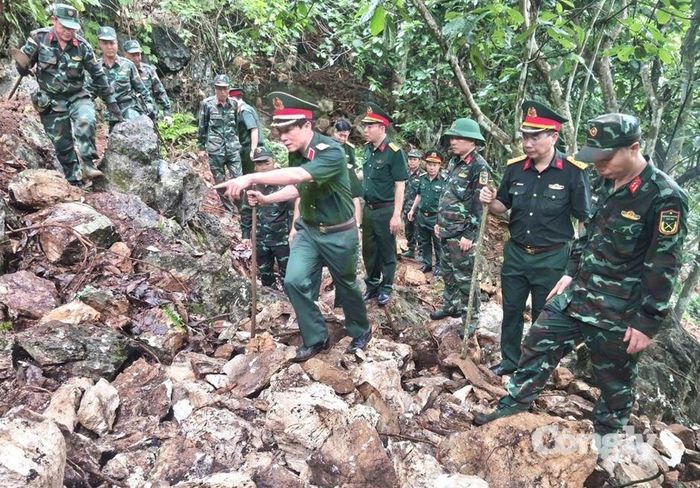 Thiếu tướng Nguyễn Hồng Thái, Phó Chính ủy Quân khu 2 cùng đoàn công tác trực tiếp kiểm tra thực địa tại khu vực điểm cao 400 Đá, thôn Giang Nam, xã Thanh Thủy, tỉnh Tuyên Quang. Ảnh Tư liệu