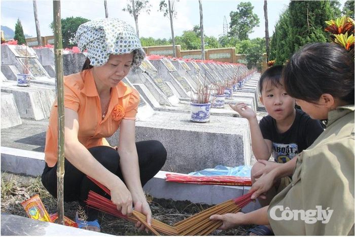 Thân nhân gia đình liệt sĩ. Ảnh Tư liệu