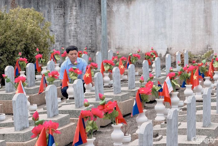 Đồng chí Trần Đức Vinh, Bí thư Chi bộ, Tổng Biên tập Báo Công lý thành kính dâng nén hương tri ân trước anh linh các anh hùng liệt sĩ tại Nghĩa trang Liệt sĩ Quốc tế Việt – Lào