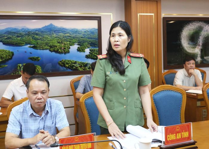 Đại diện lãnh đạo các sở, ngành đóng góp ý kiến vào các nội dung báo cáo