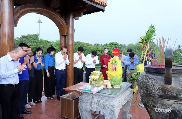 Tập thể cán bộ, phóng viên Báo Công lý kính cẩn dâng hương tưởng nhớ công ơn các anh hùng liệt sĩ tại Khu di tích Quốc gia đặc biệt Thành cổ Quảng Trị.
