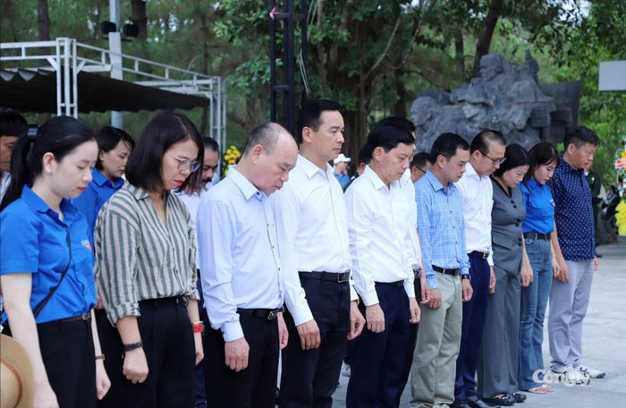 Đoàn công tác của Báo Công lý cúi đầu tưởng niệm trước anh linh các hùng liệt sĩ tại Nghĩa trang Quốc gia Trường Sơn.