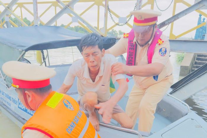 Nạn nhân được đưa vào bờ an toàn.