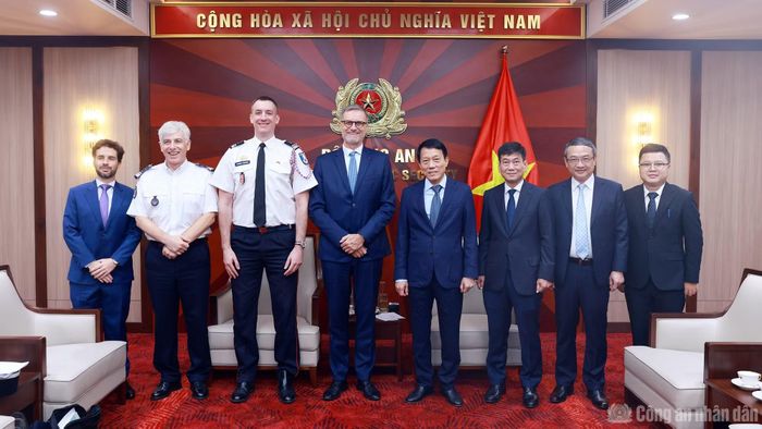 Bộ trưởng Lương Tam Quang và Đại sứ Olivier Brochet cùng các đại biểu.