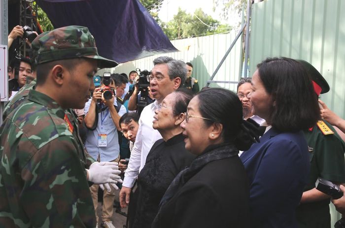 Thăm hỏi, động viên cán bộ chiến sĩ Đội Tìm kiếm, quy tập hài cốt liệt sĩ.