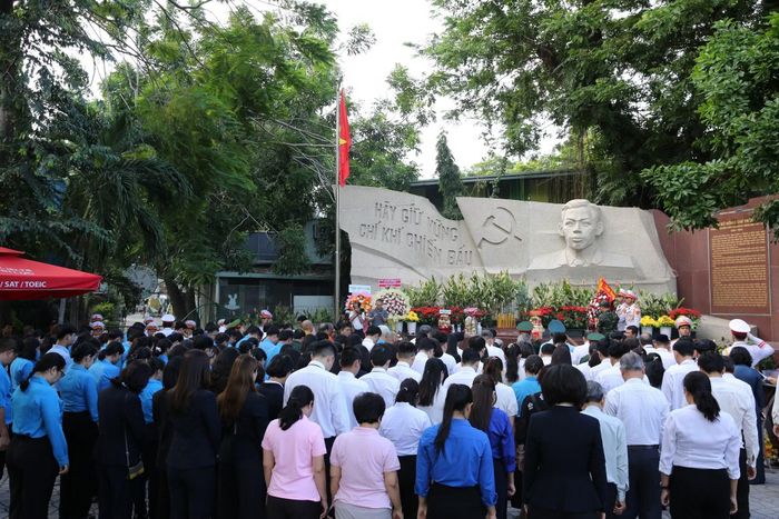 Các đại biểu tại buổi lễ.
