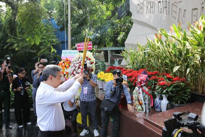 Đồng chí Nguyễn Phước Lộc cùng các đại biểu dâng hương, dâng hoa tại Tượng đài Cố Tổng Bí thư Trần Phú.