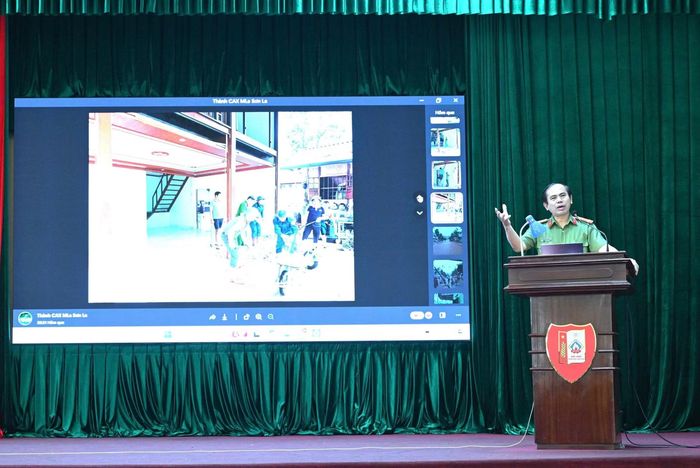Thượng tá Nguyễn Văn Khiêm, Phó Trưởng phòng 4, Văn phòng Bộ Công an đã kết nối trực tuyến đến Công an xã Mường La, tỉnh Sơn La.