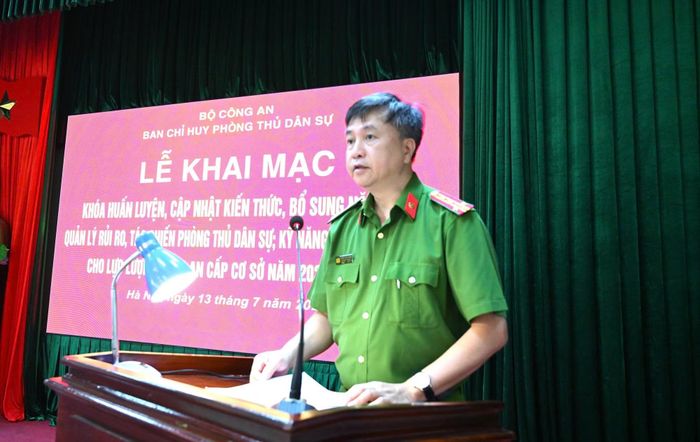 Đại tá Phạm Văn Năm, Phó Hiệu trưởng Trường Đại học Phòng cháy chữa cháy phát biểu tại lễ khai mạc.