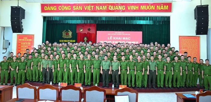 Các đại biểu và học viên dự lễ khai mạc khóa huấn luyện.