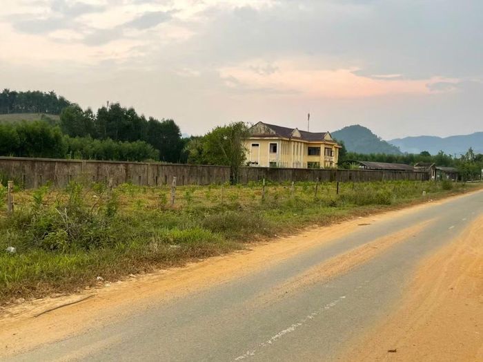 Nhà nước đầu tư tuyến đường nhựa để phục vụ dự án nhưng dự án đã không phát huy tác dụng.