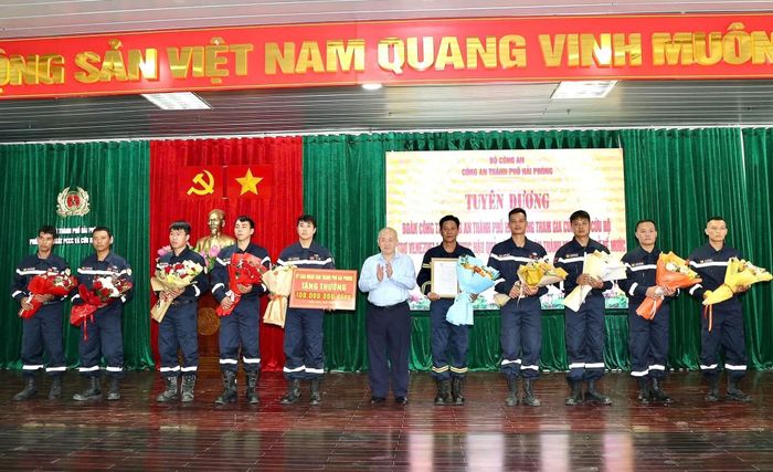 Chủ tịch UBND TP Hải Phòng Đỗ Thành Trung biểu dương và trao thưởng 100 triệu đồng, động viên các CBCS Công an TP hoàn thành xuất sắc nhiệm vụ tại Venezuela.