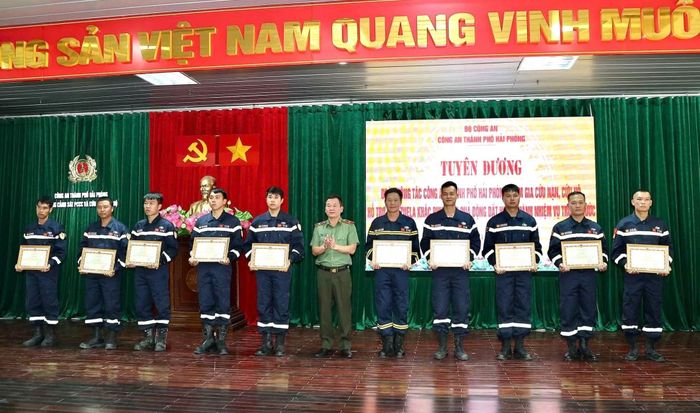 Thiếu tướng Bùi Quang Bình, Giám đốc Công an TP Hải Phòng trao Bằng khen của Bộ trưởng Bộ Công an tặng 10 CBCS Công an TP tham gia cứu trợ tại Venezuela.
