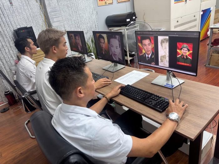 Chương trình phục dựng ảnh Liệt sĩ dành cho thân nhân liệt sĩ và gia đình chính sách trên địa bàn thành phố, với sự hỗ trợ tình nguyện của hơn 20 các bạn trẻ thành viên nhóm phục dựng ảnh Teamlee...