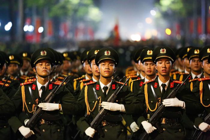 Kiên định và vận dụng sáng tạo tư duy “an ninh chủ động”, “an ninh bao trùm”, “an ninh kiến tạo” gắn với “kỷ luật thực thi” chính là con đường để lực lượng CAND tiếp tục phát huy truyền thống vẻ vang của dân tộc Việt Nam anh hùng. (Ảnh Nguyễn Bình)