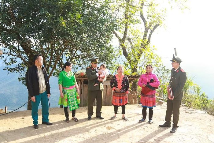 Lực lượng an ninh làm tốt công tác "3 bám, 4 cùng" với nhân dân địa bàn vùng cao.