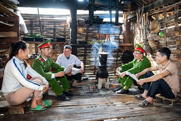 Xuống bản tuyên truyền pháp luật cho nhân dân.