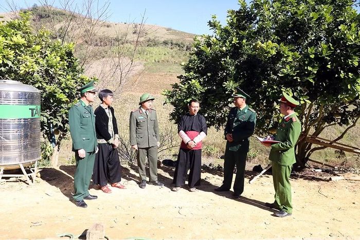 Lực lượng Công an xã phối hợp với lực lượng biên phòng tăng cường công tác tuyên truyền cho người dân khu vực biên giới.