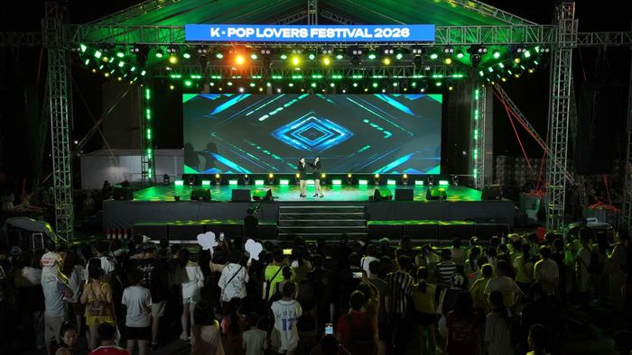  Nhóm KALA trình diễn hát K-pop. 