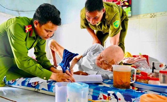 Công an xã đến tận nhà lấy mẫu sinh phẩm ADN cho các cụ là thân nhân của các liệt sĩ.