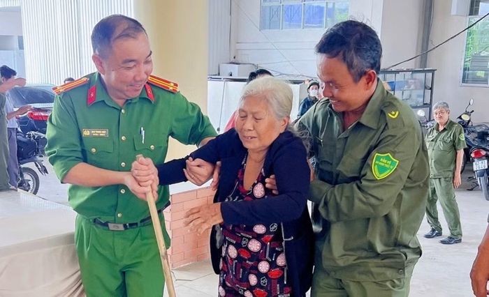 Công an tại các điểm lấy sinh mẫu ADN giúp các cụ vào các điểm lấy mẫu.