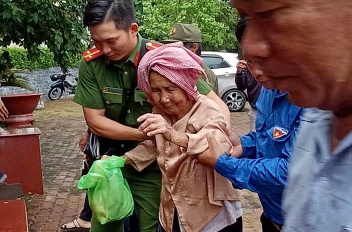 Dù lớn tuổi nhưng khi hay tin có thể xác định và tìm được người thân đã hy sinh, các cụ vẫn tìm đến.