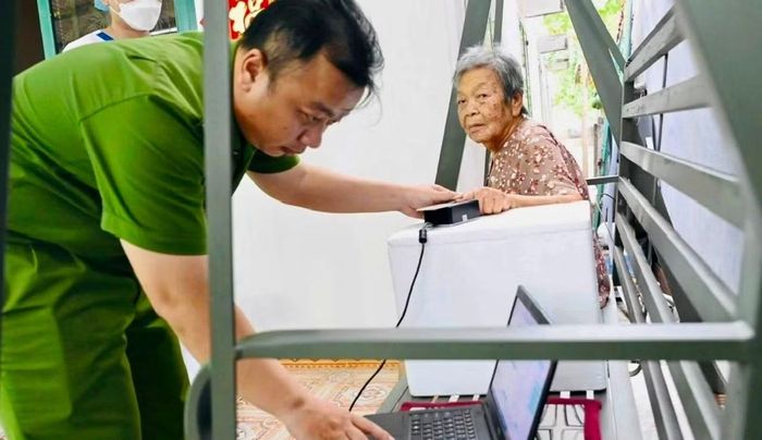 Nhiều vị trí nhà các cụ xa đường chính, sức khỏe các cụ yếu nên cán bộ chiến sĩ phải khuân vác thiết bị dưới nắng nóng để lấy mẫu kịp thời.