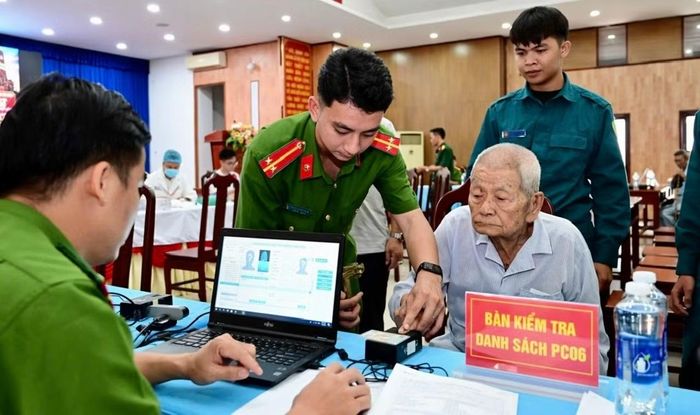 Các tổ công tác tập trung, tỉ mỉ, cẩn trọng khi lấy mẫu và đối chiếu thông tin.