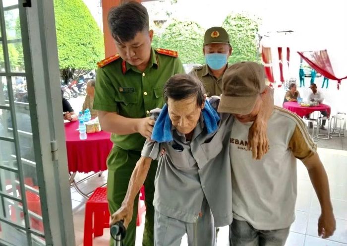 Công an tỉnh Tây Ninh hỗ trợ người thân liệt sĩ lấy mẫu ADN.