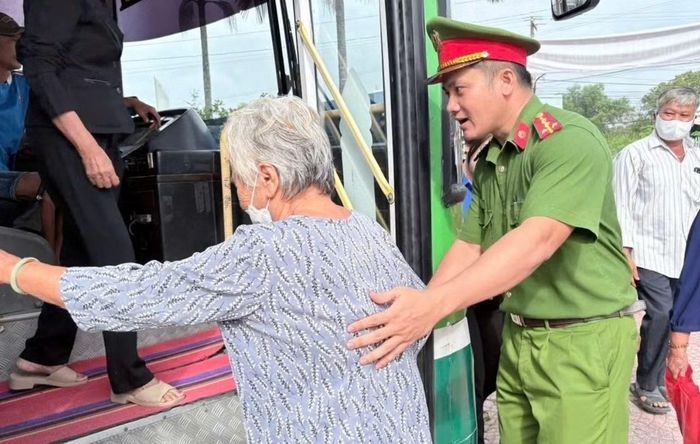 Đưa các cụ lớn tuổi lên xe đến các điểm lấy sinh mẫu ADN.