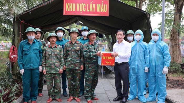 Đồng chí Nguyễn Văn Phương, Bí thư Tỉnh ủy Quảng Trị thăm hỏi, động viên các lực lượng đang thực hiện nhiệm vụ lấy mẫu, số hóa thông tin và bàn giao mẫu hài cốt liệt sĩ tại Nghĩa trang Liệt sĩ Quốc gia Đường 9.
