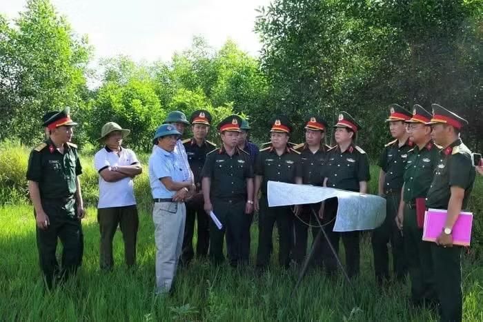 Đại diện lãnh đạo Quân Khu 4 kiểm tra việc tìm kiếm hài cốt liệt sĩ ở khu vực Câu Nhi, Nam Hải Lăng, tỉnh Quảng Trị.