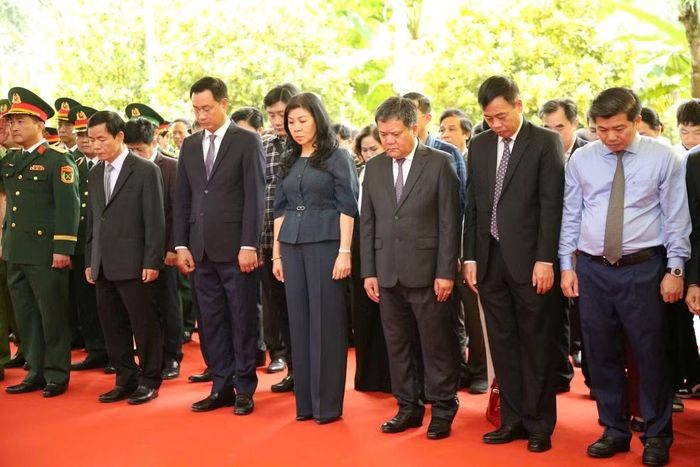 Bà Ngô Phương Ly - Phu nhân Tổng Bí thư, Chủ tịch nước Tô Lâm cùng lãnh đạo và các sở, ngành, người dân tỉnh Quảng Trị tri ân các Anh hùng liệt sĩ ở Hang Tám Cô.