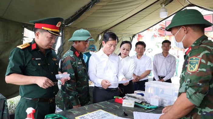 Đồng chí Nguyễn Văn Phương, Ủy viên Trung ương Đảng, Bí thư Tỉnh ủy Quảng Trị kiểm tra, thăm hỏi, động viên các lực lượng đang thực hiện nhiệm vụ lấy mẫu, số hóa thông tin và bàn giao mẫu hài cốt liệt sĩ tại Nghĩa trang Liệt sĩ Quốc gia Đường 9.