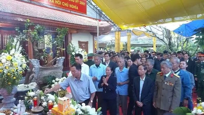 Thân nhân các Anh hùng liệt sĩ hy sinh trên đường 20 Quyết Thắng thắp hương tưởng nhớ, tri ân các anh, các chị đã hy sinh.