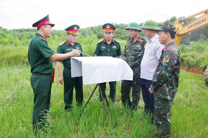 Đại diện lãnh đạo Bộ Chỉ huy Quân sự tỉnh Quảng Trị khảo sát việc tìm kiếm hài cốt liệt sĩ ở khu vực Câu Nhi, xã Nam Hải Lăng, tỉnh Quảng Trị.