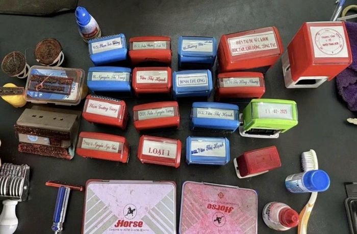 Những con dấu giả, cơ quan Công an thu giữ từ tiệm Photocopy.