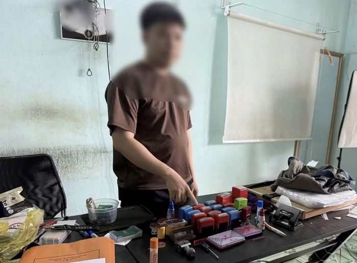 Chủ tiệm photocopy B.T.S cùng công cụ sử dụng để làm giả giấy tờ.